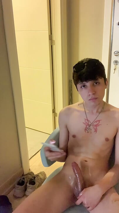Watch me trying so hard to cum