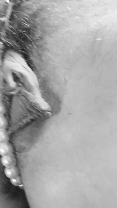 Jerk off với tôi em bé, munichgold, vú to và môi âm hộ dài, âm hộ đầy lông và âm vật lớn trong một chuỗi ngọc trai | Đoạn video ngắn 1