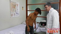Aziatische twink krijgt een grondige anale inspectie door dokter papa