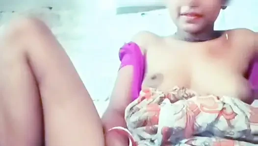 Memek istriku yang lagi sange berat ini dientot habis-habisan pakai botol dan memeknya dicrot sperma hangat