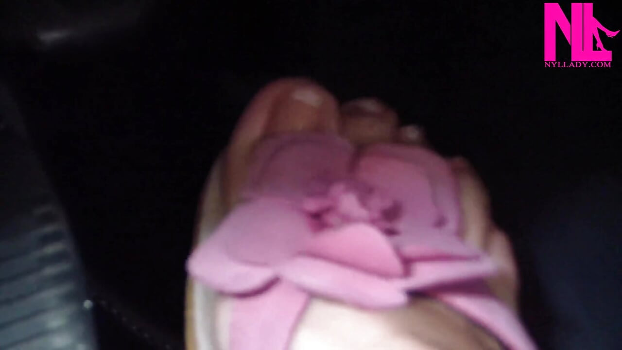 Revving meu carro em chinelos floridos rosa