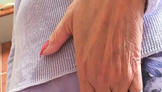 Красивую тинку трахнули дедушка и бабушка на кухне