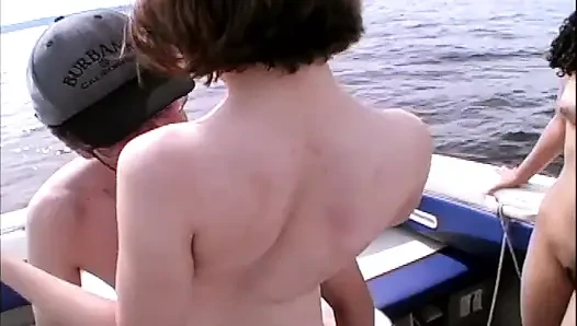 Retro 90er bootsschlampen in einem heißen dreier im freien