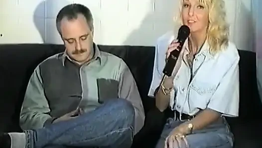Alman adam muhabir ona nasıl yapacağını anlatırken yarağını mastürbasyon yapıyor