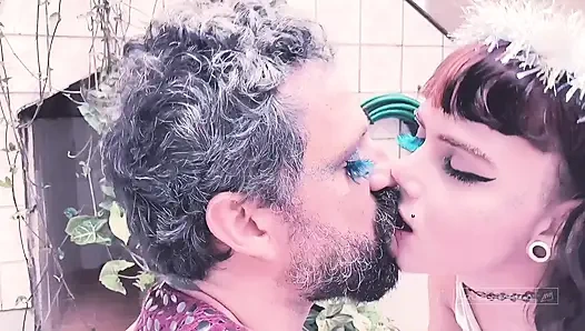 Pasangan Yang Bertemu Di Karnaval Akhirnya Berhubungan Seks Di Sudut Pertama Yang Mereka Temukan