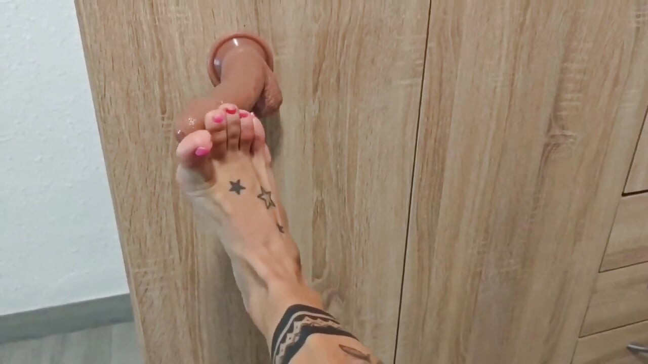 Fetiš stopala sa ružičastim noktima drka veliki kurac i jebe se