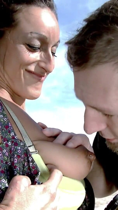 Coral Joice çarpıcı azgın İspanyol orta yaşlı seksi kadın plajda sikiliyor | Klip 1