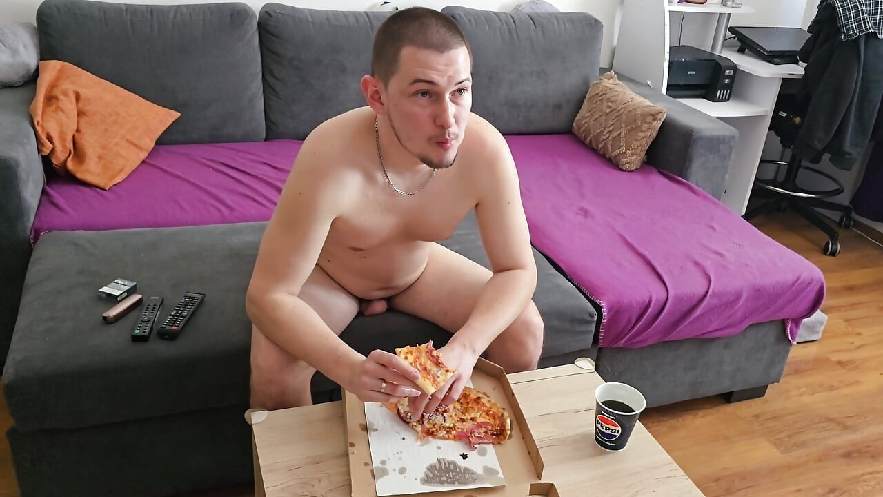 ピザを食べてテレビを全裸で見る