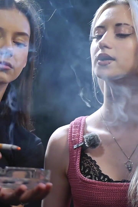 Aksi hot lesbian dua gadis sange yang lagi asik merokok!