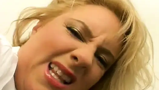 Hellhaariges knackiges hottie Bethany Sweet mit großen hupen zeigt sich und wird dann von ein paar geilen hengsten geknallt
