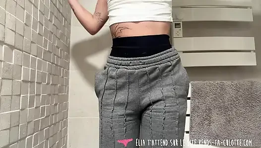Vends-Ta-Culotte - великолепная французская студентка делает бурный стриптиз в ее ванной