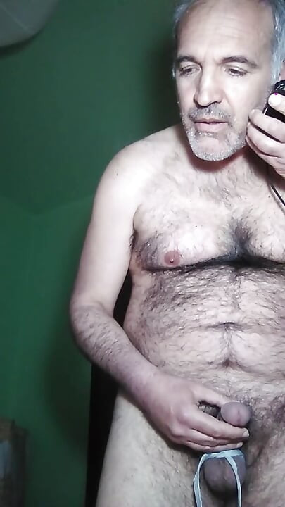 我叫一个女孩, 当我和她说话时, 我用我的球被我的运动鞋蕾丝绑住, 抚摸我的鸡巴.