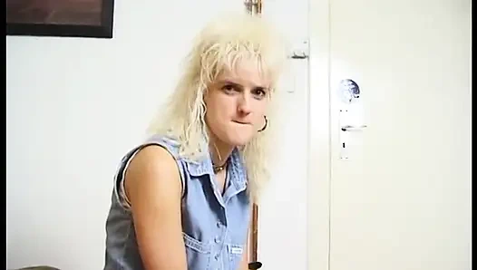 Немецкая милфа-блондинка в соло-действии