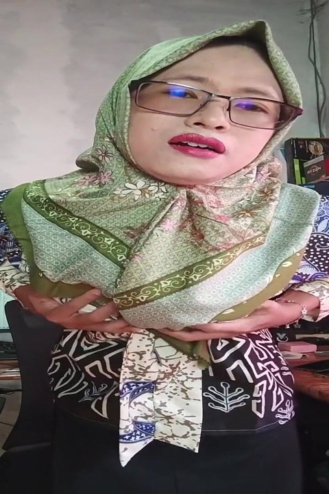 Seksi tesettürlü tesettürlü transeksüel sert yarağına mastürbasyon yapıyor