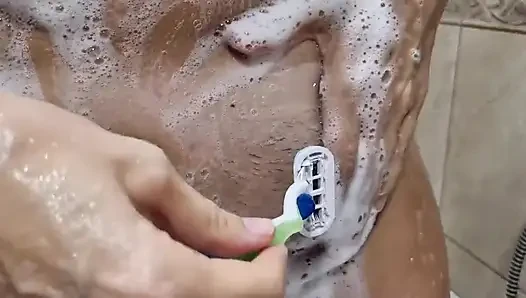 Брею свою киску.