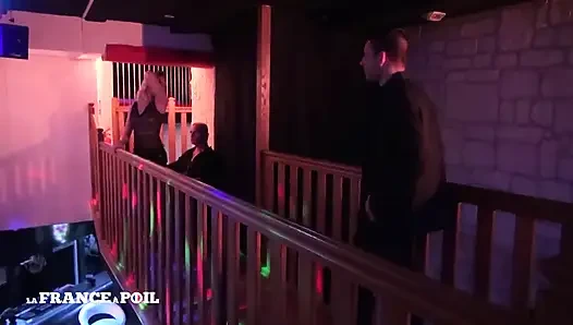 Pertemuan klub panas untuk gadis pirang muda dan serakah