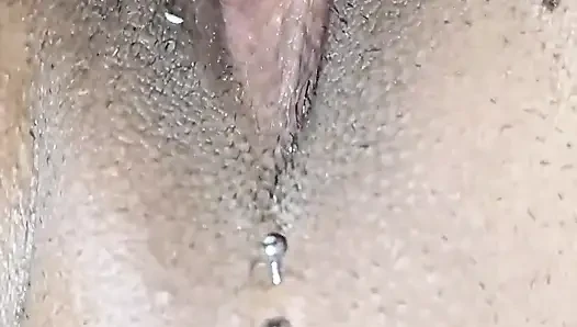 Aku ngentot memekku di gloryhole bareng semua pria di gloryhole