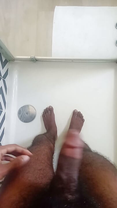 Jim wichst in einer Airbnb-Wohnung und spritzt eine riesige Ladung ab (Video-Zusammenschnitt)