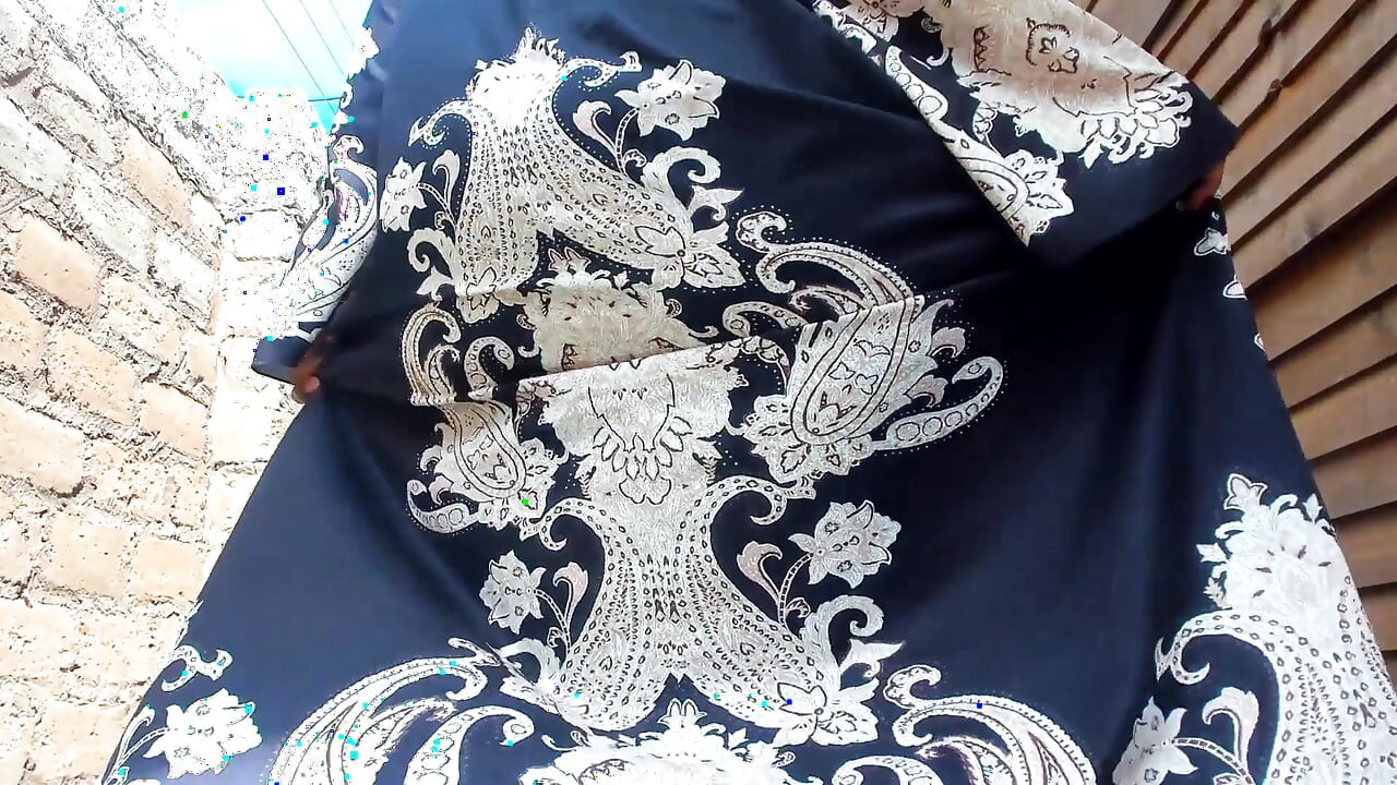 Twerking pantat besarku di luar ruangan