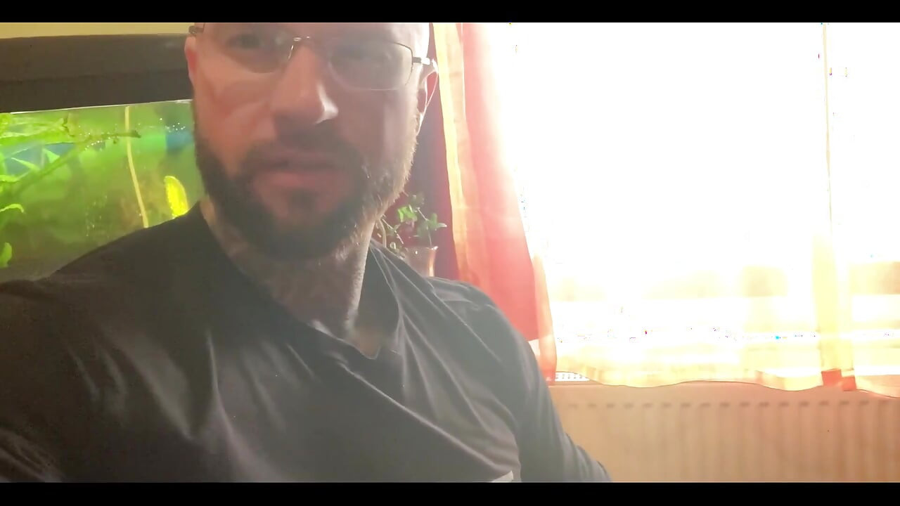 你像一个好小脚男一样在我脚下的地板上