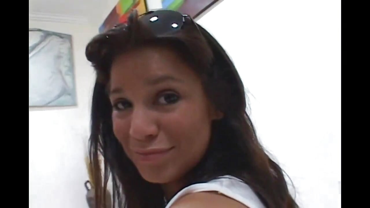 Vruća mlada brineta uživa u ogromnom crnom kurcu