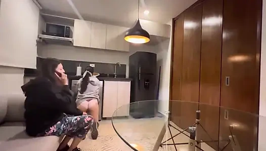 Komşu hep lezbiyen olmak istiyormuş gibi davranıyor