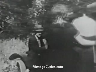 大胡子男孩操 2 个娇小的年轻女孩（1910 年代复古）
