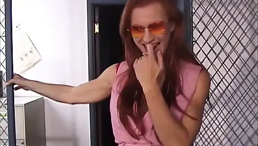 Frau sieht, wie männer frauen ficken und schließt sich an