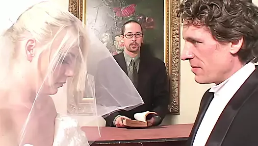Marido pervertido deja que la esposa recién casada en la noche de bodas sea follada por dos extraños de látex