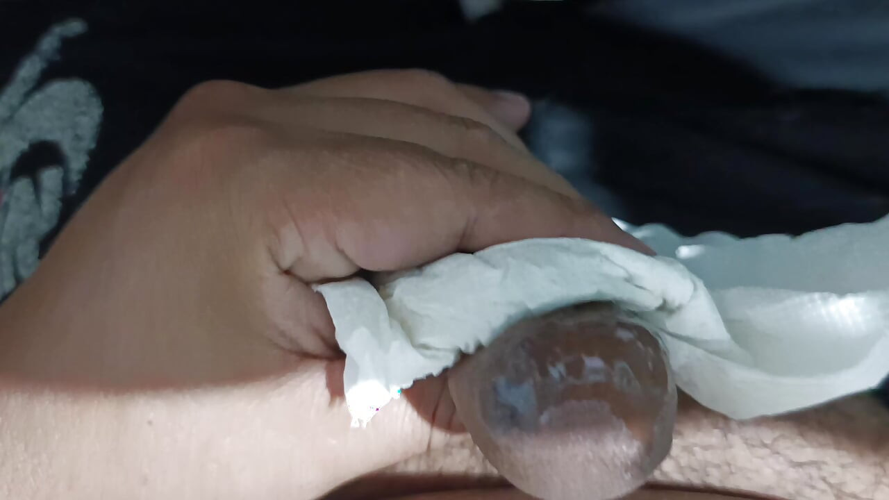 Estoy en mi habitación, masturbándome la polla, y se me ocurre una idea mientras veo cómo sale mi semen