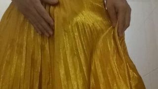 Mouillage et éjaculation dans une jupe plissée dorée brillante