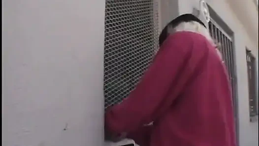 Pelacur pirang panas dipenetrasi ganda oleh dua pejantan kulit cokelat