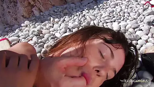 Faire une sex tape sur une plage est la fin de vacances parfaite pour les touristes excités