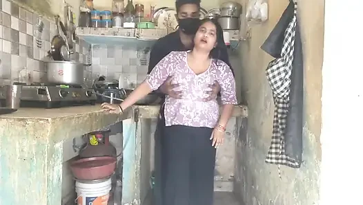 Azgın üvey kız kardeş mutfakta yakalandı - üvey erkek kardeş onu sert sikiyor