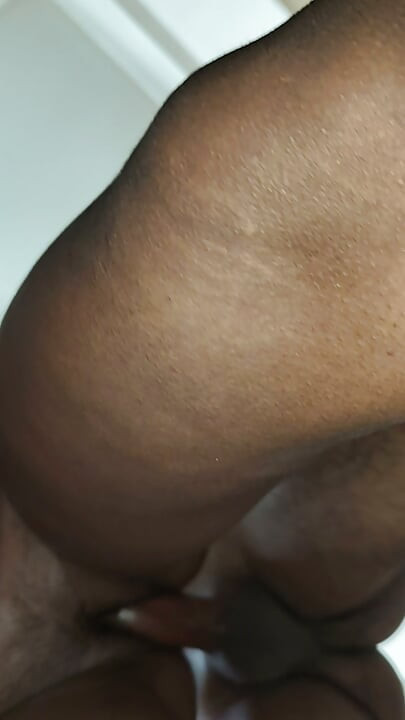 десійський хлопець побачив мої великі груди і засунув свій член мені в рот, мій сік потік зверху донизу