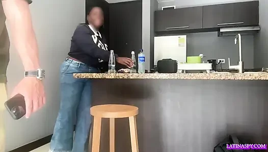 Schwarzes zimmermädchen mit riesiger natürlicher brust kommt, um TC zu helfen, teil 1