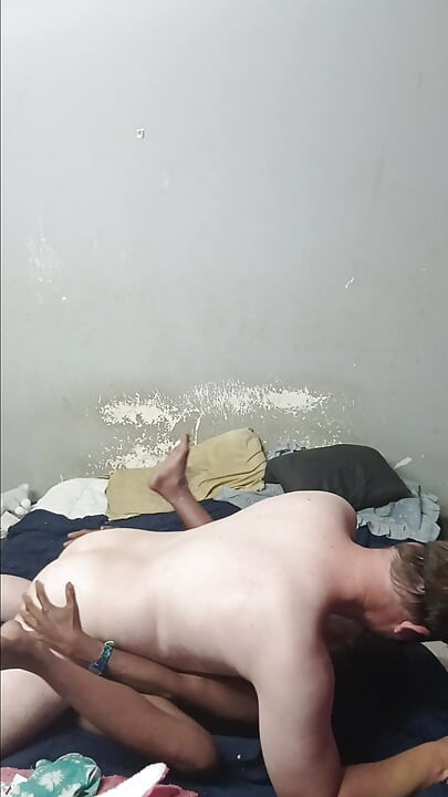 白人ハンク&ブラック・スラットによる最もホットなミッショナリーフェラチオ