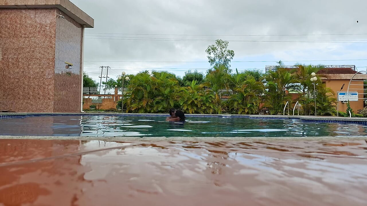 Sperma schwimmen im pool, harter sex im wasser, doppelter orgasmus