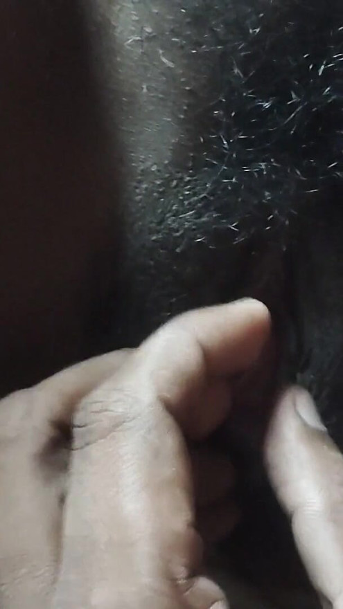 Apni bhabhi ko maine chut phailakar chut me ungli kiya | Clip 1