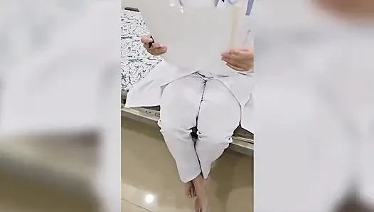 Harika figürlü ateşli bir Vietnamlı hemşire gizemli bir yabancı tarafından tekrar tekrar sikiliyor