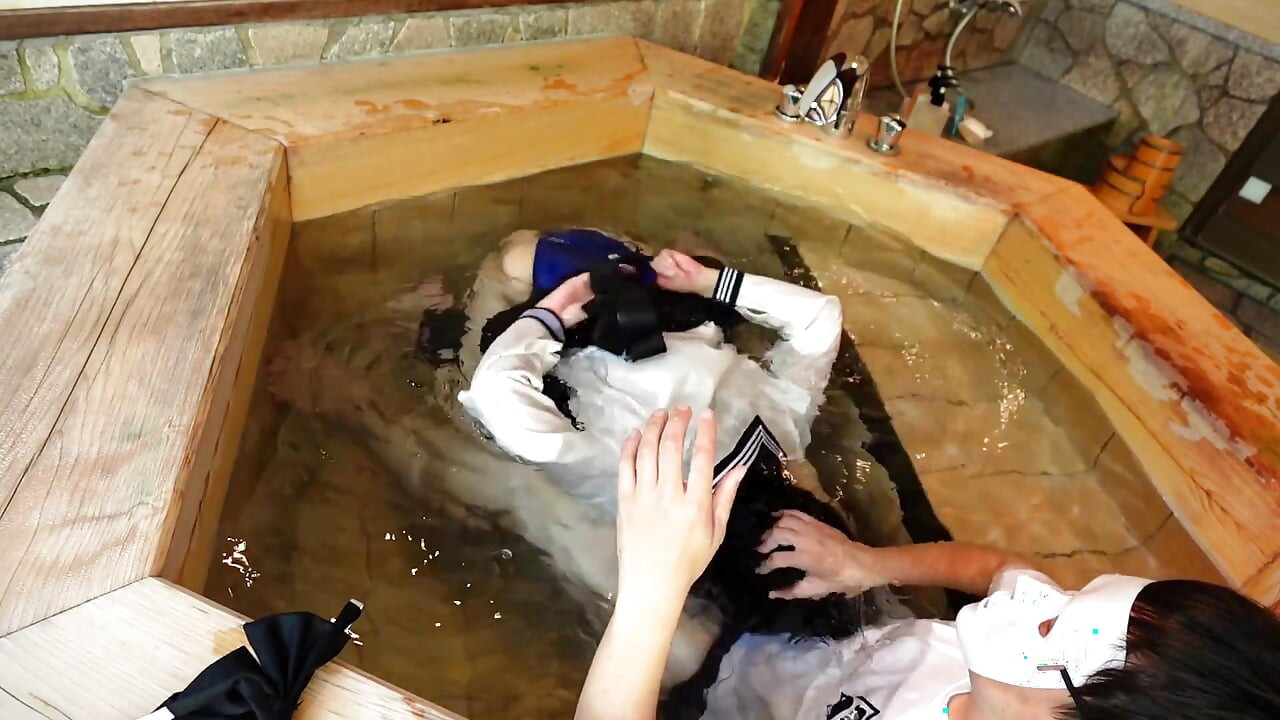 滴る制服 湯船で拘束され校外授業