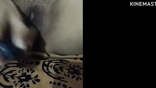 Meena onu sikecek kimse yokken kendini tatmin etmek için dildo kullanıyor