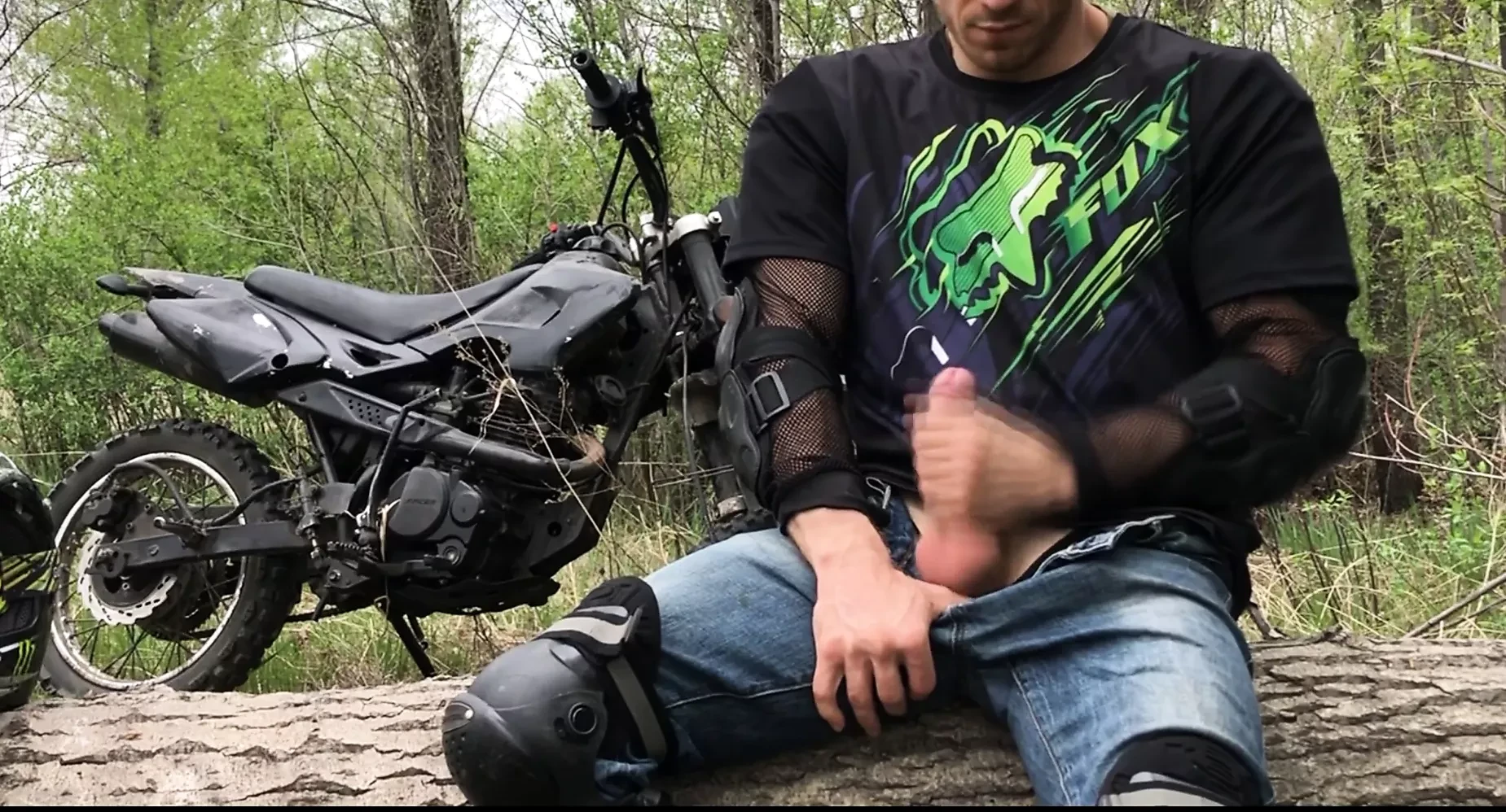 Bel motociclista mentre cavalca una moto nella foresta si masturba e viene in pubblico
