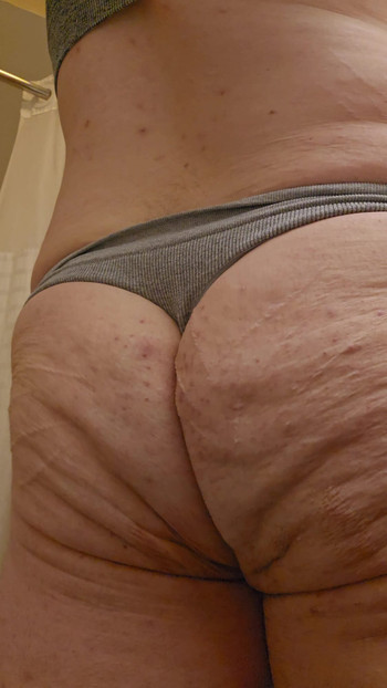 你喜欢看我穿着丁字裤的屁股晃动吗？