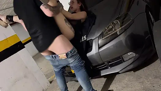 Друг мужа был слишком большим, чтобы подлизываться, поэтому я установила его на парковке