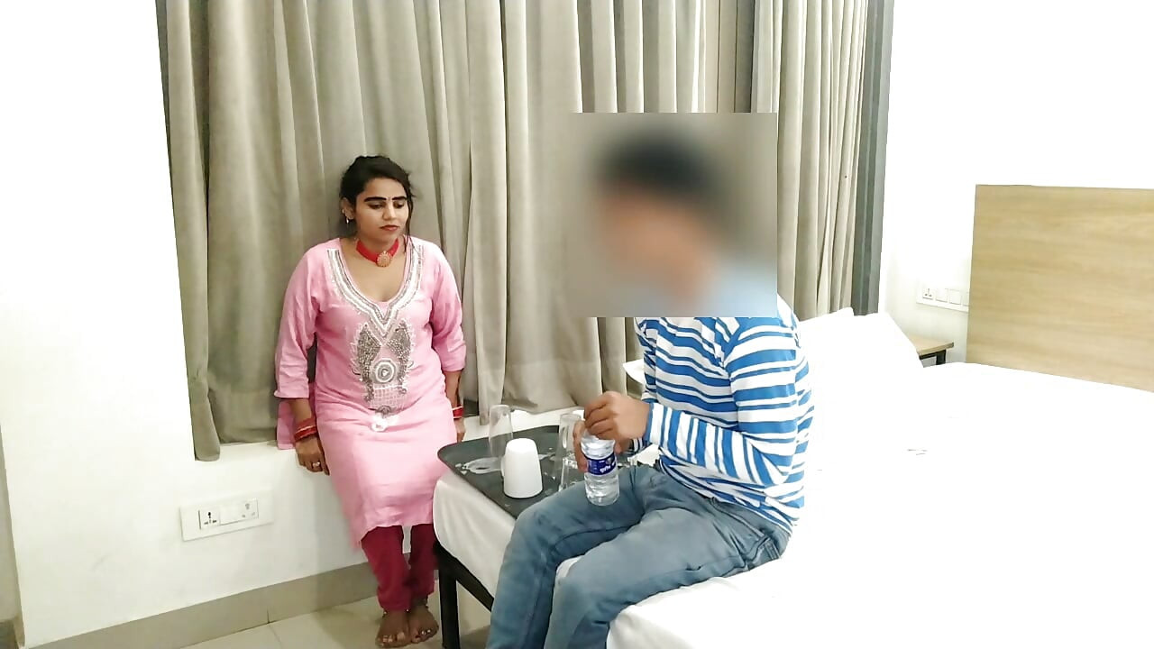 Boss ne ghar ki noukrani ko paise magne par chod diya. Paise magne par ghar ki noukrani ke bur me lund daal diya