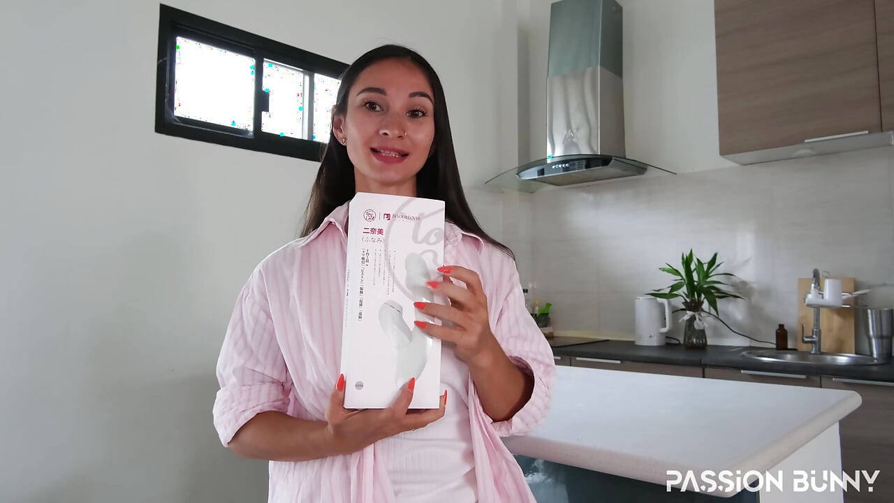 فتح العلبة واختبار الألعاب الفائقة الجديدة على طاولة المطبخ