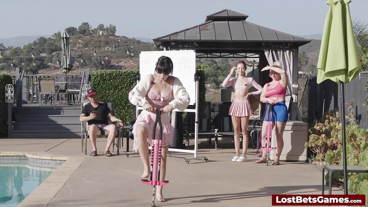 I push-up testano la loro forza in questo selvaggio strip game