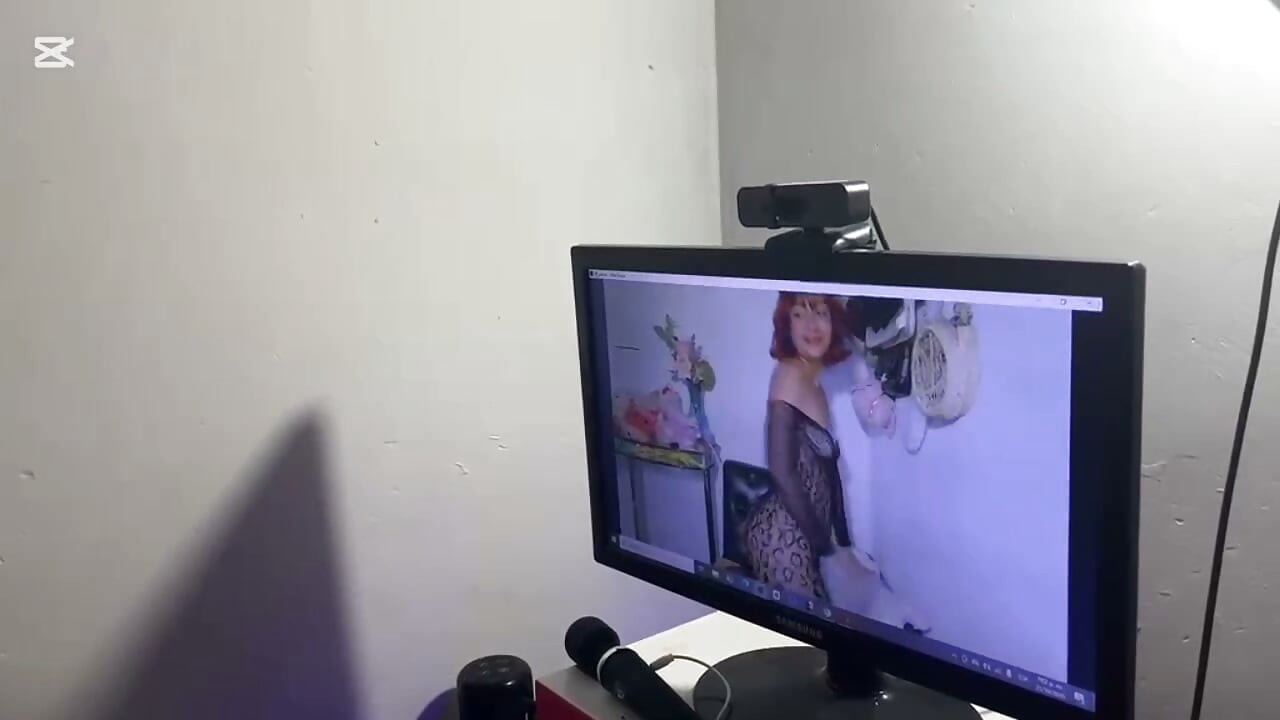Người mẫu webcam làm show private cho một follower