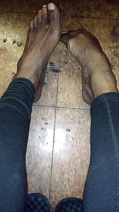 Verehre meine hübschen füße mit deiner zunge extremer fußfetisch